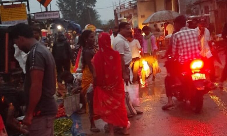लखनपुर साप्ताहिक बाजार में पॉकेटमारी और मोबाइल चोरी, लोग दहशत में लखनपुर साप्ताहिक बाजार में पॉकेटमारी और मोबाइल चोरी, लोग दहशत में