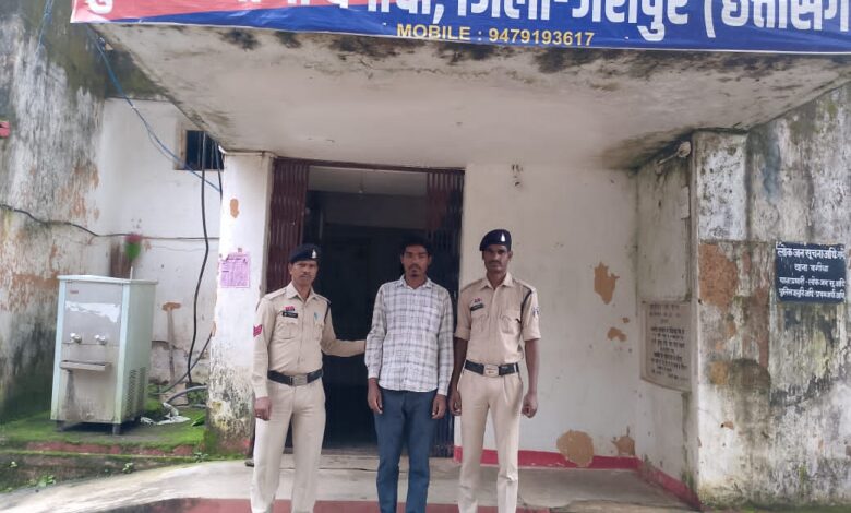 जशपुर पुलिस ने रायपुर से दुष्कर्म आरोपी अंकित किस्पोट्टा को गिरफ्तार कर जेल भेजा जशपुर पुलिस ने रायपुर से दुष्कर्म आरोपी अंकित किस्पोट्टा को गिरफ्तार कर जेल भेजा