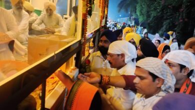 350 साला शहीदी शताब्दी नगर कीर्तन में शामिल हुए भाजपा जिला अध्यक्ष गोपाल मोदी ,गुरु ग्रंथ साहेब मे माथा टेक मांगी दुआएं 