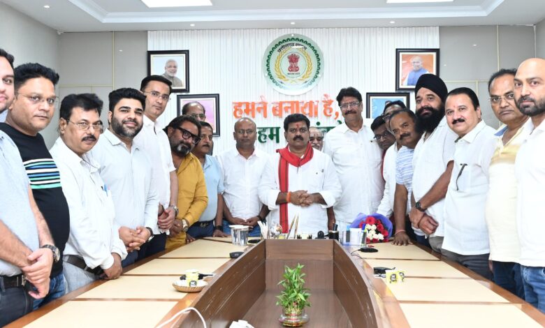 उपमुख्यमंत्री से मिला सीमेंट ट्रांसपोर्ट वेलफेयर एसोसिएशन, भाड़ा वृद्धि की मांग उपमुख्यमंत्री से मिला सीमेंट ट्रांसपोर्ट वेलफेयर एसोसिएशन, भाड़ा वृद्धि की मांग