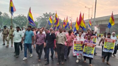 भिलाई इस्पात संयंत्र में ठेका मजदूरों ने बोनस और वेतन भुगतान की मांग को लेकर किया प्रदर्शन
