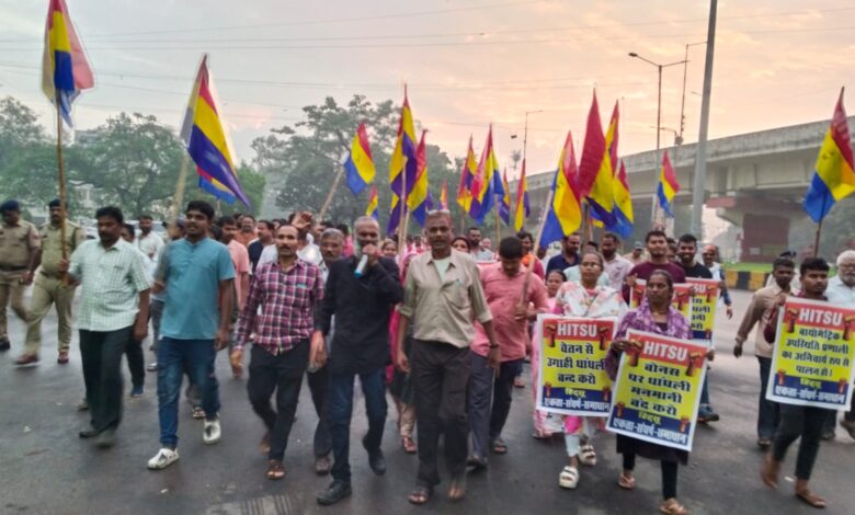 भिलाई इस्पात संयंत्र में ठेका मजदूरों ने बोनस और वेतन भुगतान की मांग को लेकर किया प्रदर्शन भिलाई इस्पात संयंत्र में ठेका मजदूरों ने बोनस और वेतन भुगतान की मांग को लेकर किया प्रदर्शन