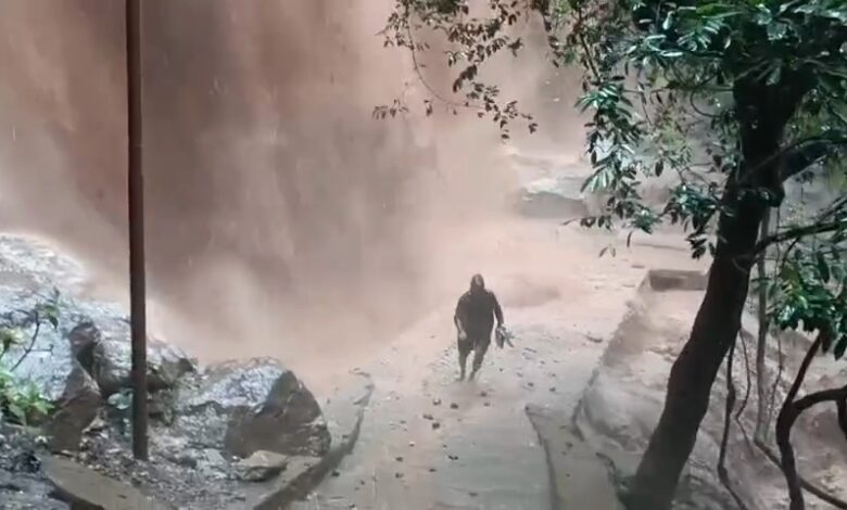 जशपुर ब्रेकिंग: खुड़ियारानी मंदिर मार्ग पर झरना उफान पर, भक्तों की राह बनी खतरनाक जशपुर ब्रेकिंग: खुड़ियारानी मंदिर मार्ग पर झरना उफान पर, भक्तों की राह बनी खतरनाक