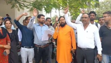 अंबिकापुर: पंचायत सचिवों ने बीईओ को हटाने की मांग को लेकर कलेक्टर को सौंपा ज्ञापन