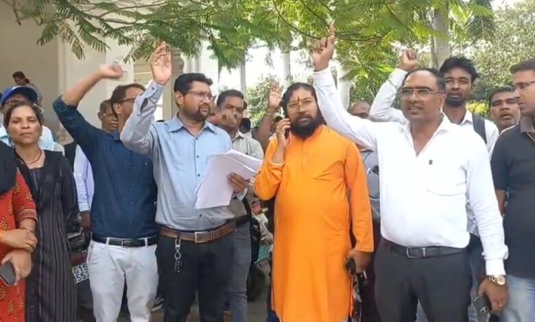 अंबिकापुर: पंचायत सचिवों ने बीईओ को हटाने की मांग को लेकर कलेक्टर को सौंपा ज्ञापन अंबिकापुर: पंचायत सचिवों ने बीईओ को हटाने की मांग को लेकर कलेक्टर को सौंपा ज्ञापन