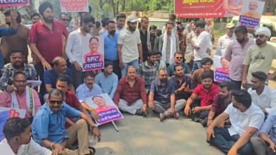 अंबिकापुर में जर्जर सड़कों को लेकर कांग्रेसियों का अनोखा प्रदर्शन