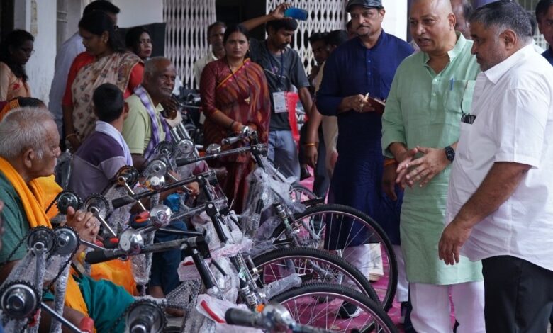 पर्यटन एवं संस्कृति मंत्री राजेश अग्रवाल ने दिव्यांगजनों को ट्रायसायकल एवं व्हीलचेयर का किया वितरण…. पर्यटन एवं संस्कृति मंत्री राजेश अग्रवाल ने दिव्यांगजनों को ट्रायसायकल एवं व्हीलचेयर का किया वितरण….