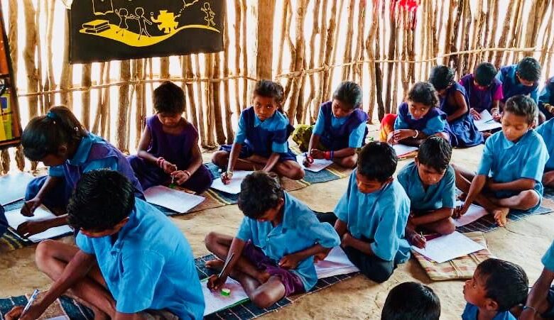 माओवादी प्रभावित सुरपनगुड़ा में शिक्षा की नई सुबह, युक्तिकरण योजना से नियुक्त हुए नियमित शिक्षक…. माओवादी प्रभावित सुरपनगुड़ा में शिक्षा की नई सुबह, युक्तिकरण योजना से नियुक्त हुए नियमित शिक्षक….