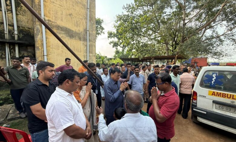 कैबिनेट मंत्री देवांगन पुलिस लाइन कॉलोनी पहुंच कर दी श्रद्धांजलि, शोक संतृप्त परिवार जनों से मुलाकात कर बांटा दुख….
