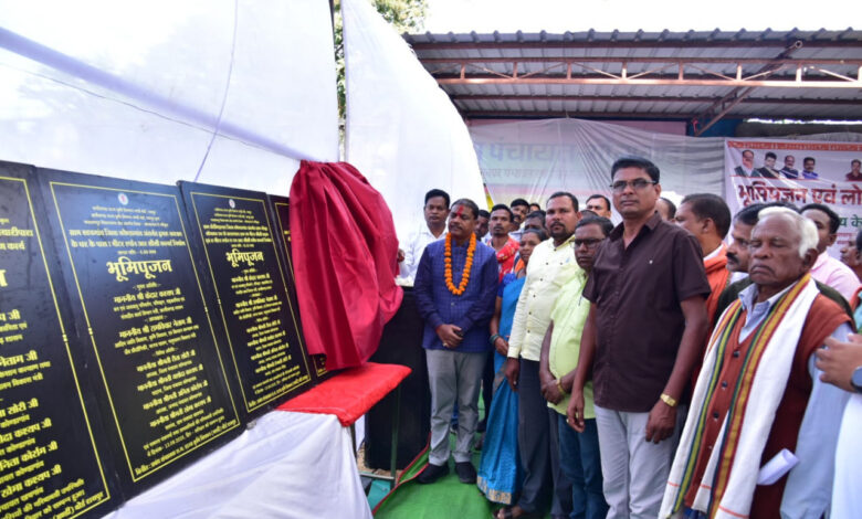 वन मंत्री केदार कश्यप ने गोलावंड में लगभग 01 करोड़ 69 लाख के विकास कार्यों का किया भूमिपूजन…. वन मंत्री केदार कश्यप ने गोलावंड में लगभग 01 करोड़ 69 लाख के विकास कार्यों का किया भूमिपूजन….