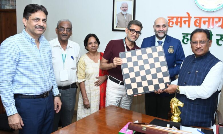 मुख्यमंत्री विष्णु देव साय से ग्रैंडमास्टर प्रवीण महादेव थिप्से ने की सौजन्य भेंट…. मुख्यमंत्री विष्णु देव साय से ग्रैंडमास्टर प्रवीण महादेव थिप्से ने की सौजन्य भेंट….