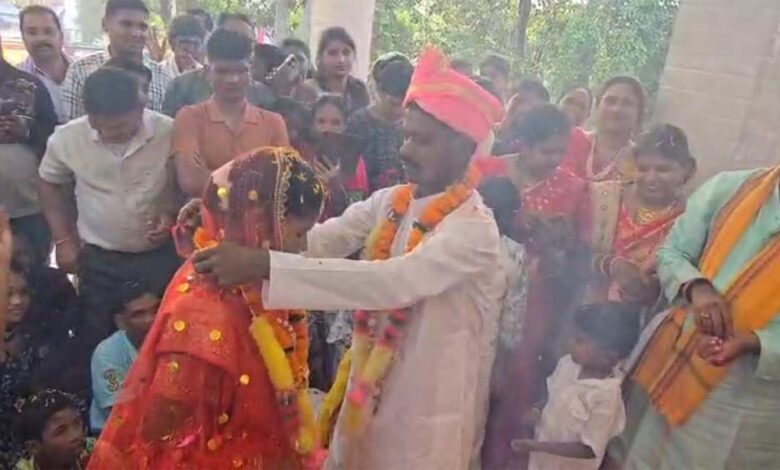 मुख्यधारा में लौटे पूर्व नक्सली ने रचाई शादी, थाना परिसर में गूँजे शहनाई के सुर मुख्यधारा में लौटे पूर्व नक्सली ने रचाई शादी, थाना परिसर में गूँजे शहनाई के सुर