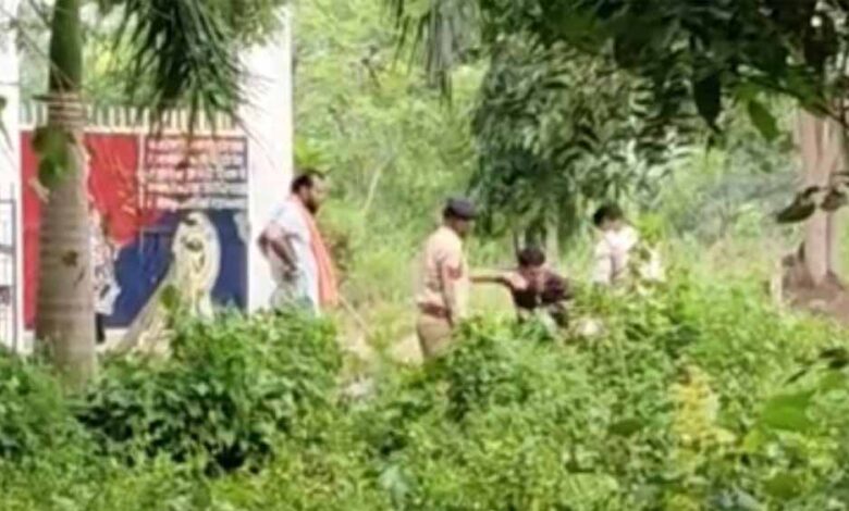 जेल के बाहर युवक पर बर्बर हमला, जेलर और आरक्षकों की कथित पिटाई का वीडियो वायरल