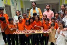 दिव्यांग बच्चों की मेहनत को मिला सहारा: अंजय शुक्ला ने कोपल वाणी से खरीदे 15,000 रुपये के दीपक, बढ़ाया उनका हौसला