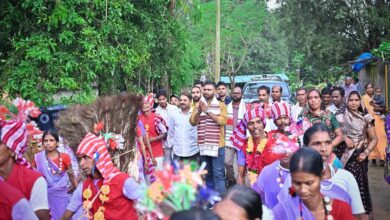 विधायक रामकुमार टोप्पो ने गांव वासियों संग झूमकर मनाया कर्मा पर्व