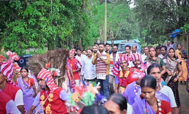 विधायक रामकुमार टोप्पो ने गांव वासियों संग झूमकर मनाया कर्मा पर्व विधायक रामकुमार टोप्पो ने गांव वासियों संग झूमकर मनाया कर्मा पर्व
