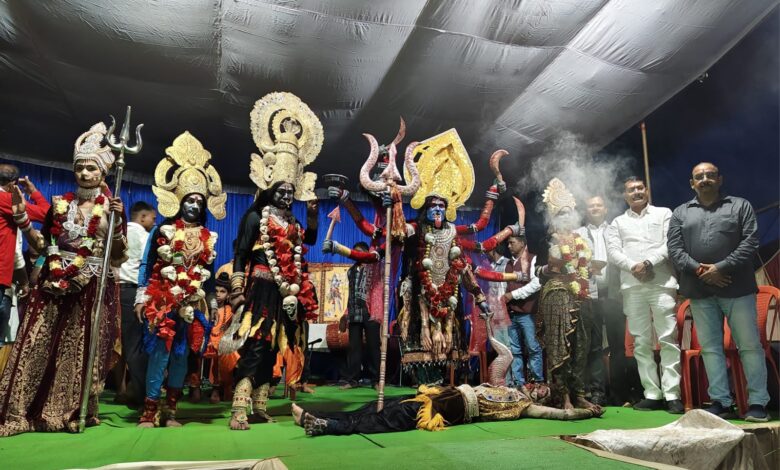 जय श्रीराम के जयघोष से गूंज उठा दादर, रावण दहन और जस गीत में उमड़ा आस्था का सागर जय श्रीराम के जयघोष से गूंज उठा दादर, रावण दहन और जस गीत में उमड़ा आस्था का सागर