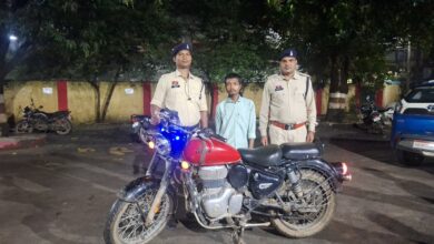 पत्थलगांव पुलिस को बड़ी सफलता — चोरी की बुलेट मोटरसाइकिल सहित आरोपी गिरफ्तार