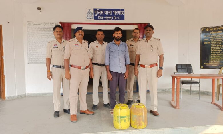 घर के आंगन में जमीन के नीचे छिपा था गांजा! पुलिस ने किया खुलासा घर के आंगन में जमीन के नीचे छिपा था गांजा! पुलिस ने किया खुलासा
