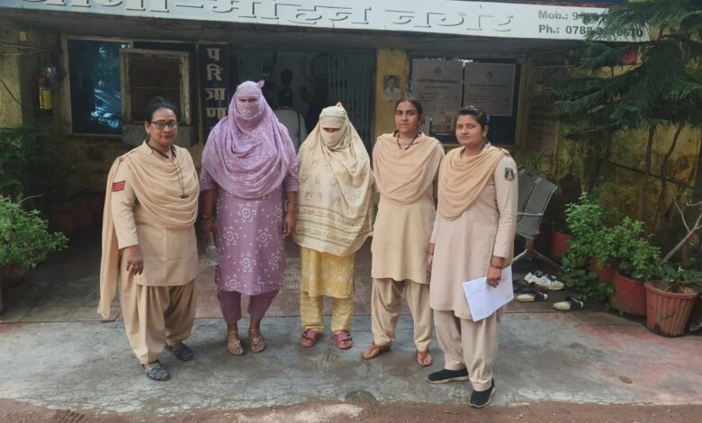 नाबालिग को जबरन देह व्यापार में धकेलने का मामला उजागर, दो महिला आरोपी गिरफ्तार नाबालिग को जबरन देह व्यापार में धकेलने का मामला उजागर, दो महिला आरोपी गिरफ्तार
