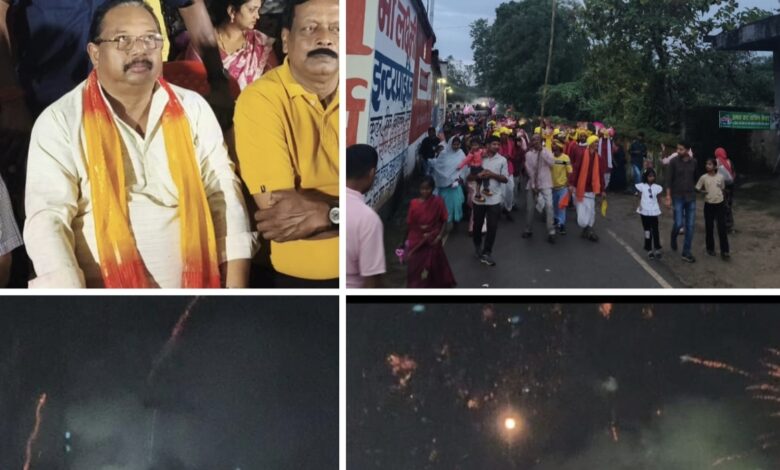 लखनपुर में परंपरा अनुसार एक दिन बाद हुआ रावण दहन, विधायक प्रबोध मिंज रहे मुख्य अतिथि — बारिश के बावजूद उमड़ा जनसैलाब, आतिशबाजी ने मोहा मन लखनपुर में परंपरा अनुसार एक दिन बाद हुआ रावण दहन, विधायक प्रबोध मिंज रहे मुख्य अतिथि — बारिश के बावजूद उमड़ा जनसैलाब, आतिशबाजी ने मोहा मन