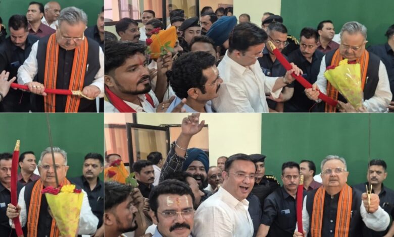 भिलाई ट्रक ट्रेलर ट्रांसपोर्टर्स एसोसिएशन के पदाधिकारियों ने विधानसभा अध्यक्ष डॉ. रमन सिंह को जन्मदिन की शुभकामनाएं दीं