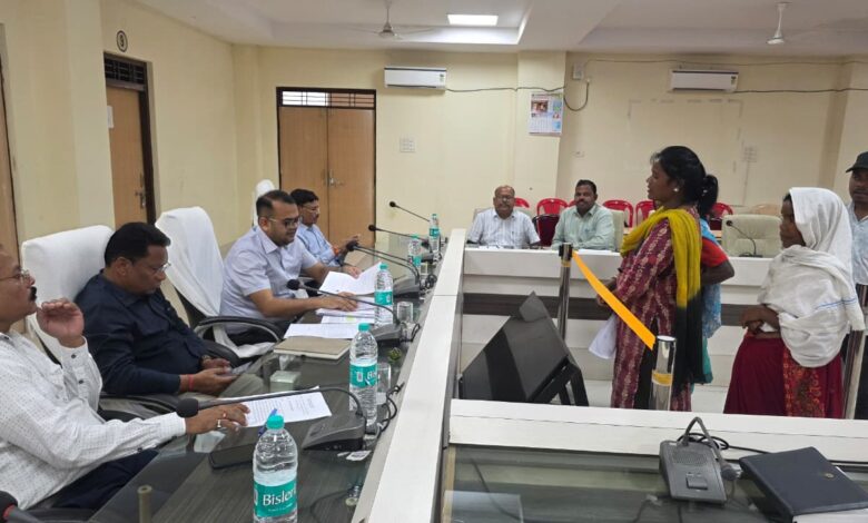 कलेक्टर जनदर्शन में ग्रामीणों ने रखी अपनी मांगें, शिकायतें और समस्याएं, संबंधित विभागों को दिए गए त्वरित निराकरण के निर्देश कलेक्टर जनदर्शन में ग्रामीणों ने रखी अपनी मांगें, शिकायतें और समस्याएं, संबंधित विभागों को दिए गए त्वरित निराकरण के निर्देश