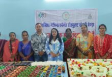 दीये और पूजा सामग्री की बिक्री से समूह की महिलाएं हो रही समृद्ध: 1.11 लाख रूपये की कर चुकी हैं दीये और पूजा सामग्री की बिक्री….