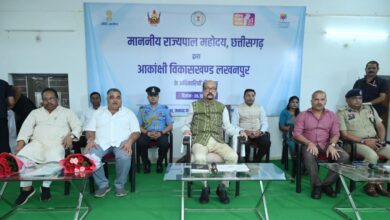 राज्यपाल श्री रमेन डेका ने आकांक्षी ब्लॉक लखनपुर में ली ब्लॉक स्तरीय अधिकारियों की बैठक
