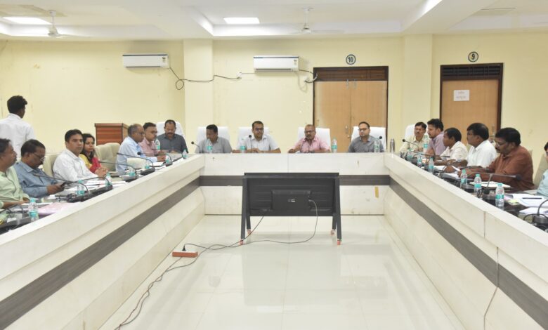 साप्ताहिक समय-सीमा की बैठक संपन्न लंबित राजस्व प्रकरणों का समय सीमा में गम्भीरता से हो निराकरण साप्ताहिक समय-सीमा की बैठक संपन्न लंबित राजस्व प्रकरणों का समय सीमा में गम्भीरता से हो निराकरण