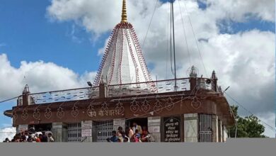 मां शारदा मंदिर में चोरी: 2kg चांदी के छत्र और सोने के नथ गायब, पुजारी पर शक