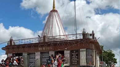 मां शारदा मंदिर में चोरी: 2kg चांदी के छत्र और सोने के नथ गायब, पुजारी पर शक