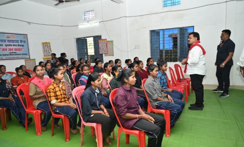 उपमुख्यमंत्री विजय शर्मा ने पुनर्वास केंद्र में पुनर्वासित युवाओं से की आत्मीय भेंट उपमुख्यमंत्री विजय शर्मा ने पुनर्वास केंद्र में पुनर्वासित युवाओं से की आत्मीय भेंट