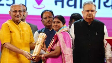 रायपुर : छत्तीसगढ रजत महोत्सव-2025 : उप राष्ट्रपति सीपी राधाकृष्णन ने छत्तीसगढ़ के 34 अलंकरण से 37 विभूतियों एवं 4 संस्थाओं को किया सम्मानित रायपुर : छत्तीसगढ रजत महोत्सव-2025 : उप राष्ट्रपति सीपी राधाकृष्णन ने छत्तीसगढ़ के 34 अलंकरण से 37 विभूतियों एवं 4 संस्थाओं को किया सम्मानित