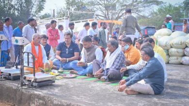 प्रतापगढ़ धान खरीदी केंद्र में पूजा-अर्चना कर विधायक रामकुमार टोप्पो ने किया धान खरीदी का शुभारंभ प्रतापगढ़ धान खरीदी केंद्र में पूजा-अर्चना कर विधायक रामकुमार टोप्पो ने किया धान खरीदी का शुभारंभ