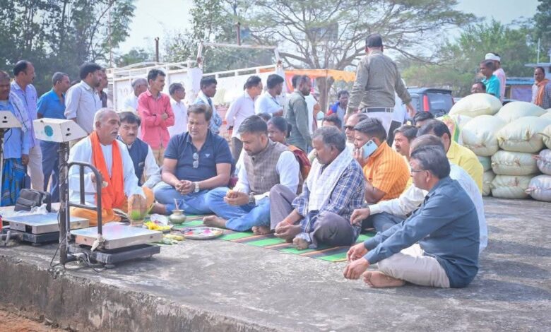 प्रतापगढ़ धान खरीदी केंद्र में पूजा-अर्चना कर विधायक रामकुमार टोप्पो ने किया धान खरीदी का शुभारंभ प्रतापगढ़ धान खरीदी केंद्र में पूजा-अर्चना कर विधायक रामकुमार टोप्पो ने किया धान खरीदी का शुभारंभ
