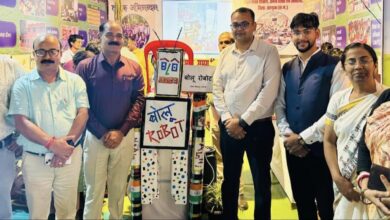 शिक्षक रोहित गुप्ता ने बनाया ₹100 में ‘बोलू रोबोट’, राज्योत्सव में मंत्री और अधिकारियों ने की बातचीत — नवाचार ने सबका मन जीता