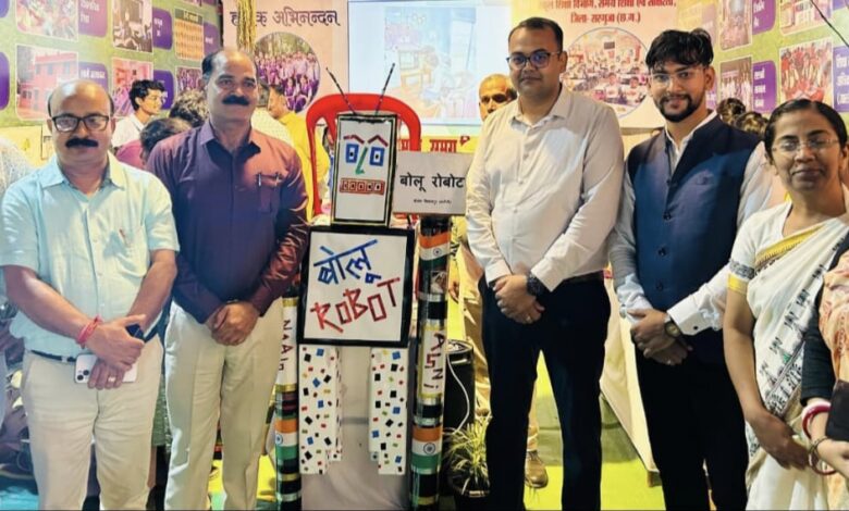 शिक्षक रोहित गुप्ता ने बनाया ₹100 में ‘बोलू रोबोट’, राज्योत्सव में मंत्री और अधिकारियों ने की बातचीत — नवाचार ने सबका मन जीता शिक्षक रोहित गुप्ता ने बनाया ₹100 में ‘बोलू रोबोट’, राज्योत्सव में मंत्री और अधिकारियों ने की बातचीत — नवाचार ने सबका मन जीता