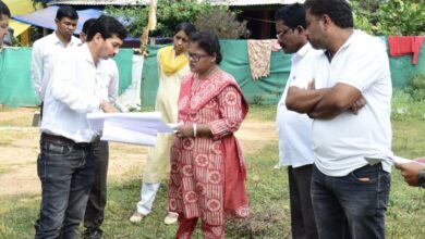 कलेक्टर ने पुनर्विकास कार्यों के तहत विभिन्न शासकीय भवनों का किया निरीक्षण,शिक्षक-विद्यार्थियों से किया संवाद