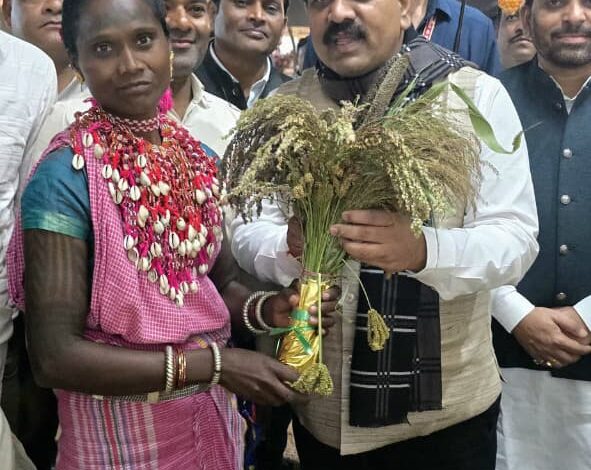 उपमुख्यमंत्री विजय शर्मा ने भारत की मिलेट्स क्वीन लहरी बाई बैगा को किया सम्मानित…. उपमुख्यमंत्री विजय शर्मा ने भारत की मिलेट्स क्वीन लहरी बाई बैगा को किया सम्मानित….