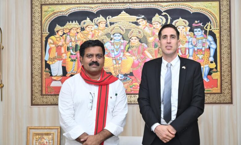 उपमुख्यमंत्री विजय शर्मा से इस्राइल के आर्थिक प्रतिनिधि यैर ओशेरॉफ की सौजन्य भेंट…. उपमुख्यमंत्री विजय शर्मा से इस्राइल के आर्थिक प्रतिनिधि यैर ओशेरॉफ की सौजन्य भेंट….