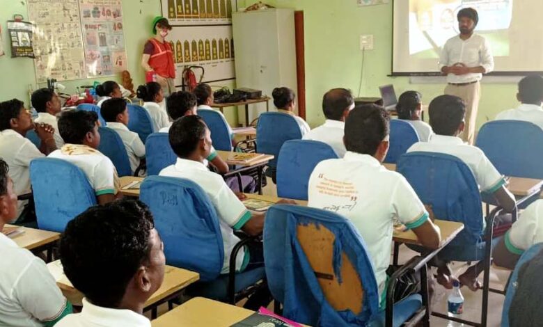 समर्पित माओवादी : वर्दी की जगह अब होटल की यूनिफॉर्म पहन कर करेंगे जिंदगी की नई शुरुआत….