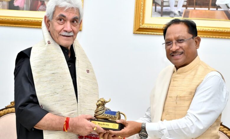 मुख्यमंत्री से जम्मू-कश्मीर के उपराज्यपाल मनोज सिन्हा ने की सौजन्य मुलाकात…