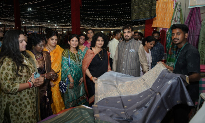 छत्तीसगढ़ राज्योत्सव 2025 : खादी प्रदर्शनी की धूम, आधुनिक खादी परिधानों और बांस उत्पादों ने खींचा लोगों का ध्यान…. छत्तीसगढ़ राज्योत्सव 2025 : खादी प्रदर्शनी की धूम, आधुनिक खादी परिधानों और बांस उत्पादों ने खींचा लोगों का ध्यान….