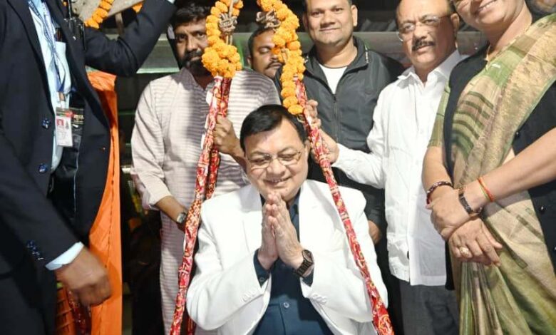 कोसाबाड़ी के सब्जी विके्रताओं ने उद्योग मंत्री व महापौर को तौला सब्जी व फल से, वेडिंग जोन की सौगात पर जताया आभार… कोसाबाड़ी के सब्जी विके्रताओं ने उद्योग मंत्री व महापौर को तौला सब्जी व फल से, वेडिंग जोन की सौगात पर जताया आभार…